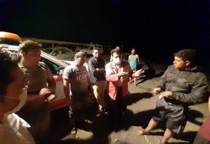 ۲ زوج گرفتار در دریاچه ارومیه نجات یافتند