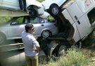 تریلی حامل خودروهای صفر کیلومتر در مسیر میانه واژگون شد