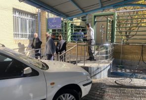 جمعی از کارکنان شهرداری مراغه درِ اصلی شورای شهر را قفل کردند