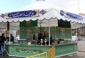 خدمت‌رسانی چایخانه امام رضا(ع) به مراجعه کنندگان چهل و هفتمین دوره مسابقات سراسری قرآن کریم