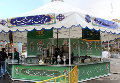 خدمت‌رسانی چایخانه امام رضا(ع) به مراجعه کنندگان چهل و هفتمین دوره مسابقات سراسری قرآن کریم