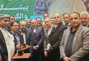 ۱۲ بهره بردار نمونه ملی بخش کشاورزی آذربایجان شرقی از دستان رئیس جمهور لوح تقدیر گرفتند